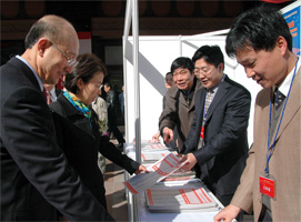 北京市人民政府副市長茍仲文(右二)在咨詢活動(dòng)現(xiàn)場(chǎng)關(guān)注中國質(zhì)量檢驗(yàn)協(xié)會(huì)制作的張貼畫,并稱贊中國質(zhì)量檢驗(yàn)協(xié)會(huì)提倡的“365天,天天3.15;360行,質(zhì)檢幫你忙”的宣傳口號(hào)。