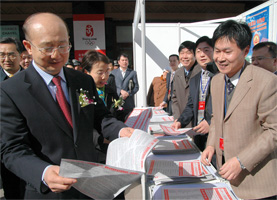 支樹平副局長在咨詢現(xiàn)場(chǎng)閱示中國質(zhì)量檢驗(yàn)協(xié)會(huì)編輯發(fā)放的《3.15消費(fèi)知識(shí)·名優(yōu)企業(yè)宣傳手冊(cè)》。