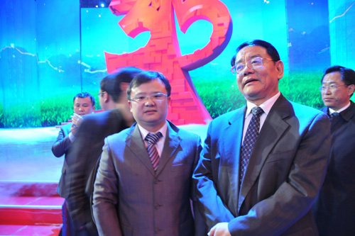國家質(zhì)檢總局副局長劉平均在中央電視臺演播大廳 2012年3.15晚會直播現(xiàn)場與中國質(zhì)量檢驗協(xié)會企業(yè)工作部副主任王劍合影留念。
